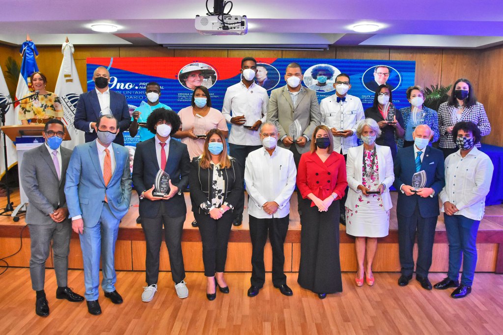 Entregan galardones de la novena edición del Premio Nacional Voluntariado Solidario 2021