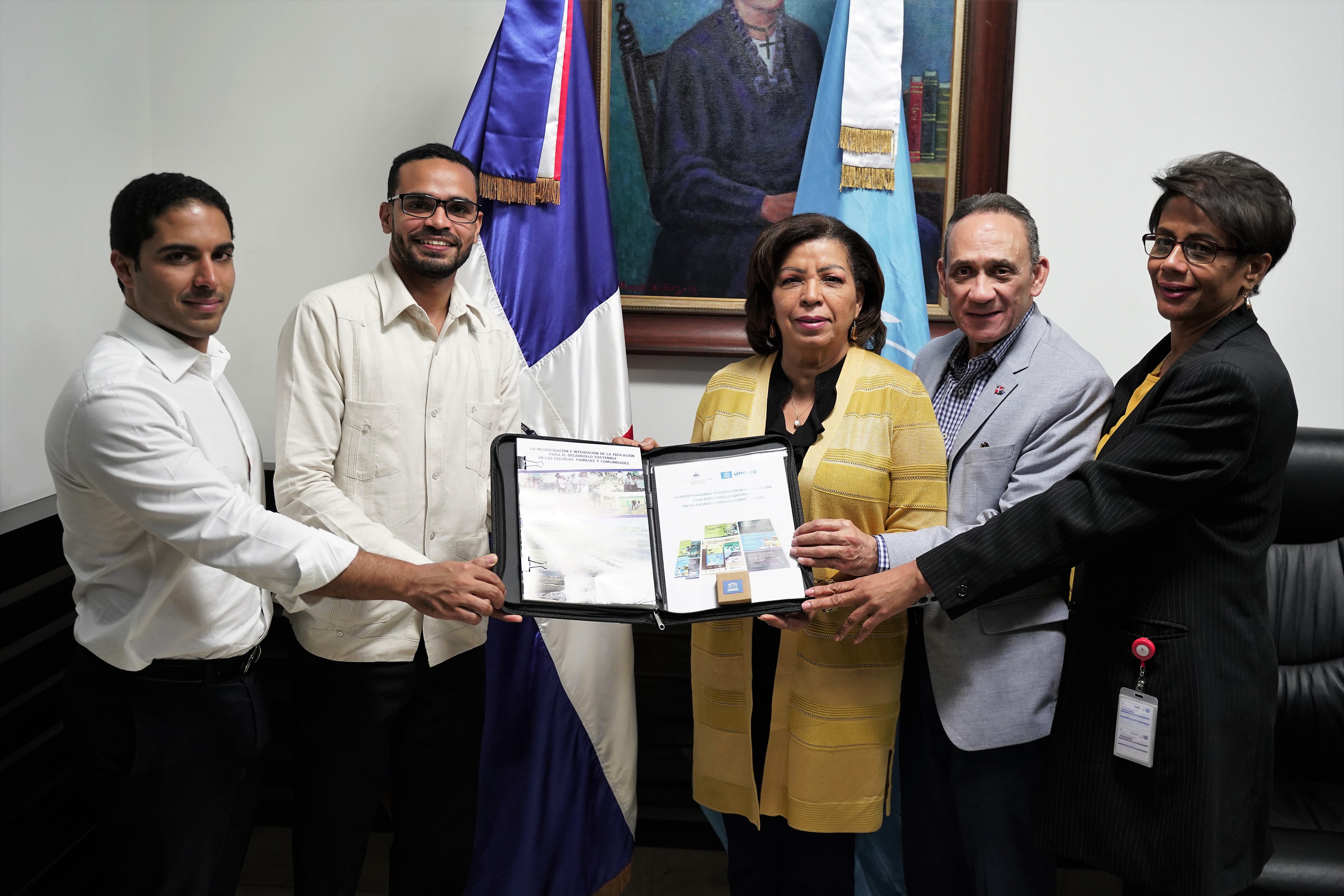 La UNESCO entrega al Ministerio de Educación de la República Dominicana manual docente para promover la Educación para el Desarrollo Sostenible