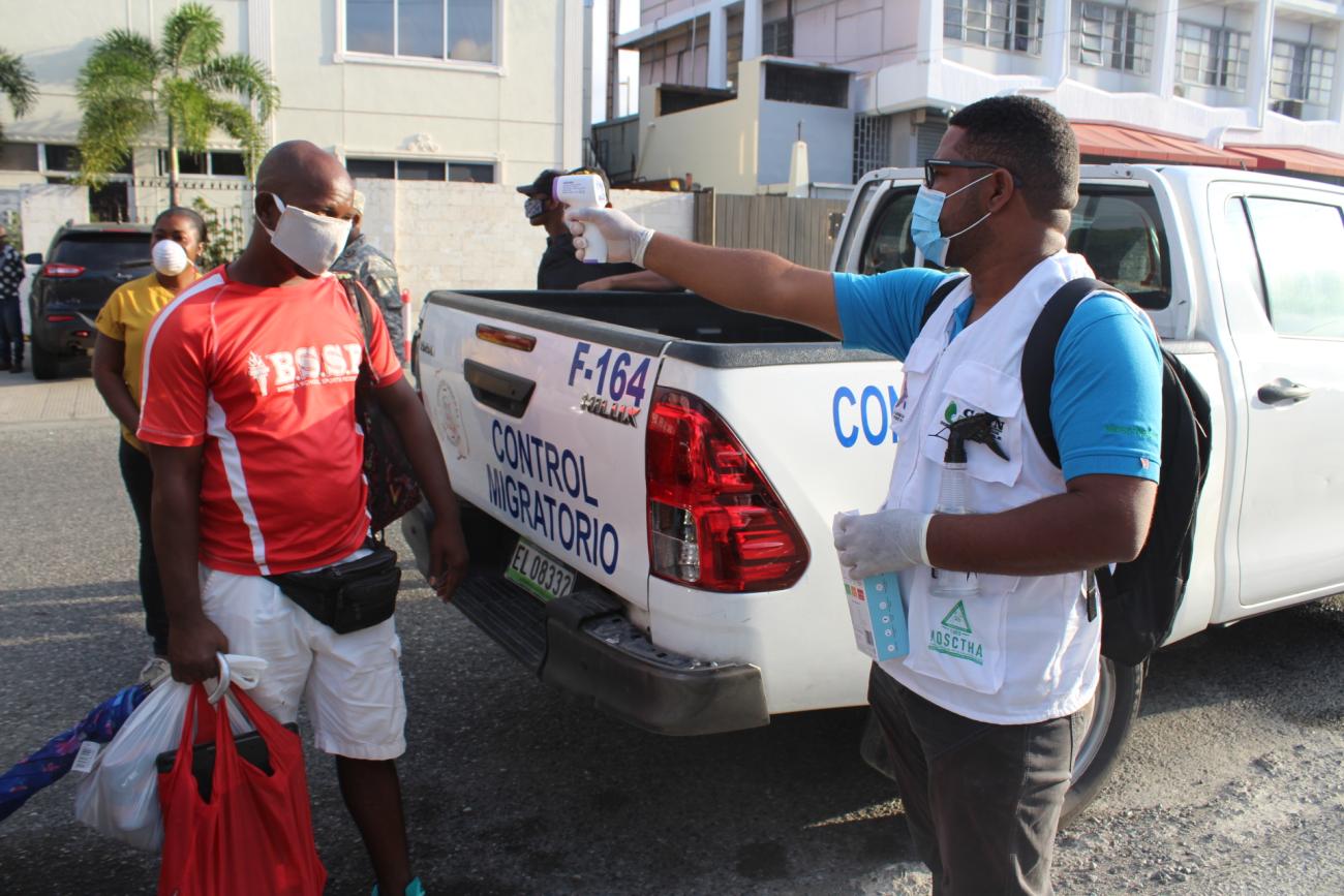 Migrante haitiano bajo control sanitario COVID-19