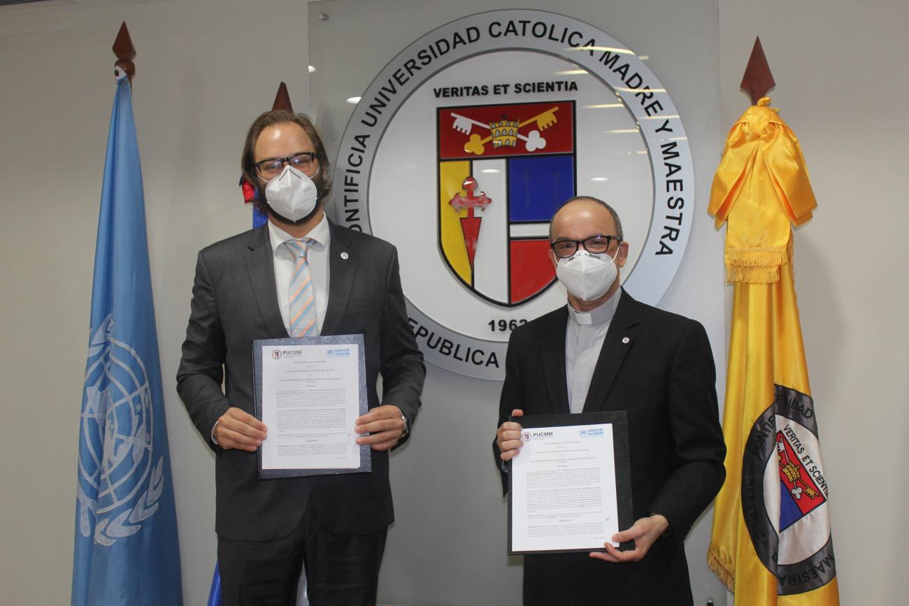 El Jefe de Misión del ACNUR Gabriel Godoy, junto al rector de la PUCMM, doctor Alfredo de la Cruz Baldera.