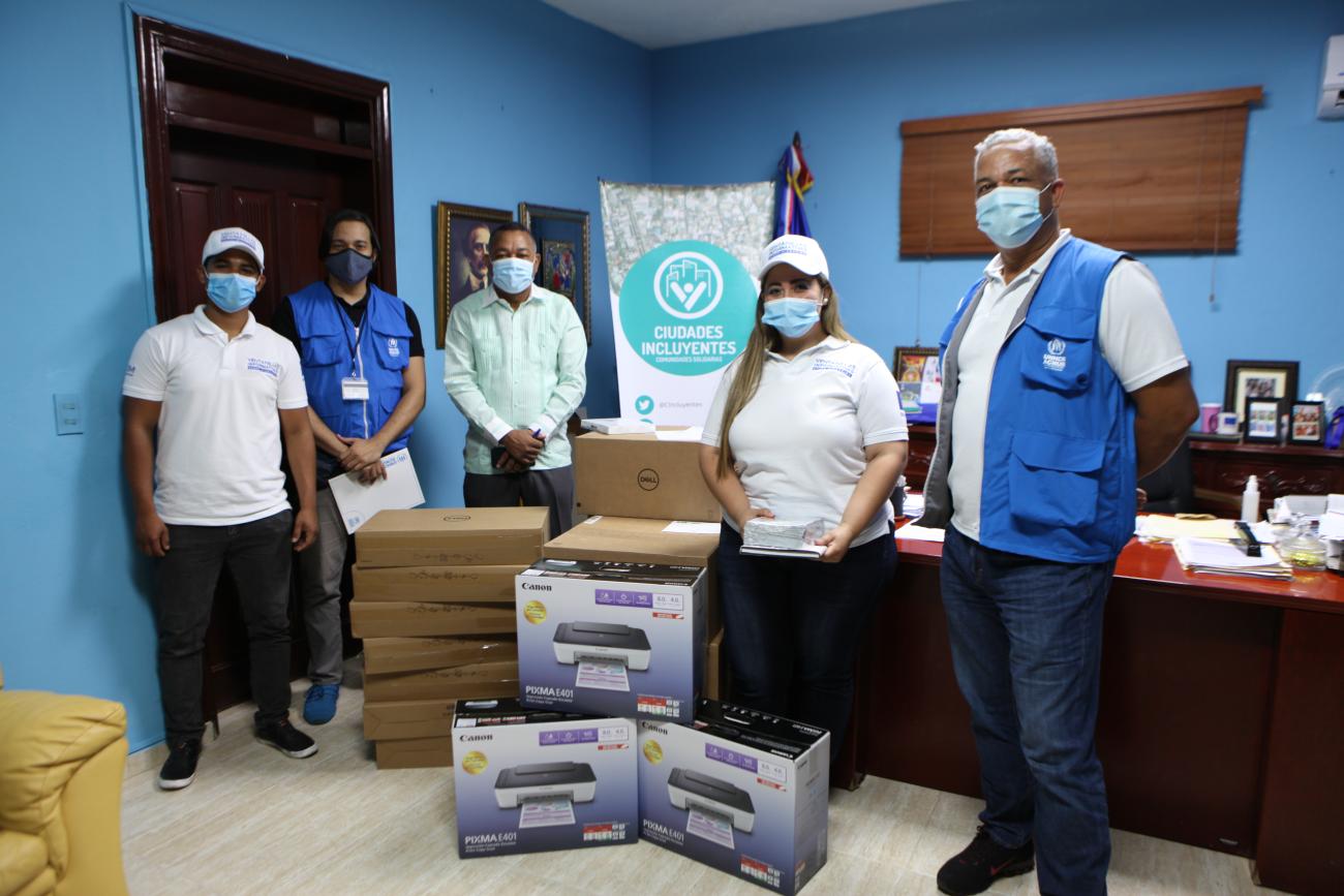 Miembros de la comunidad venezolana junto al Alcalde Brito reciben la donación