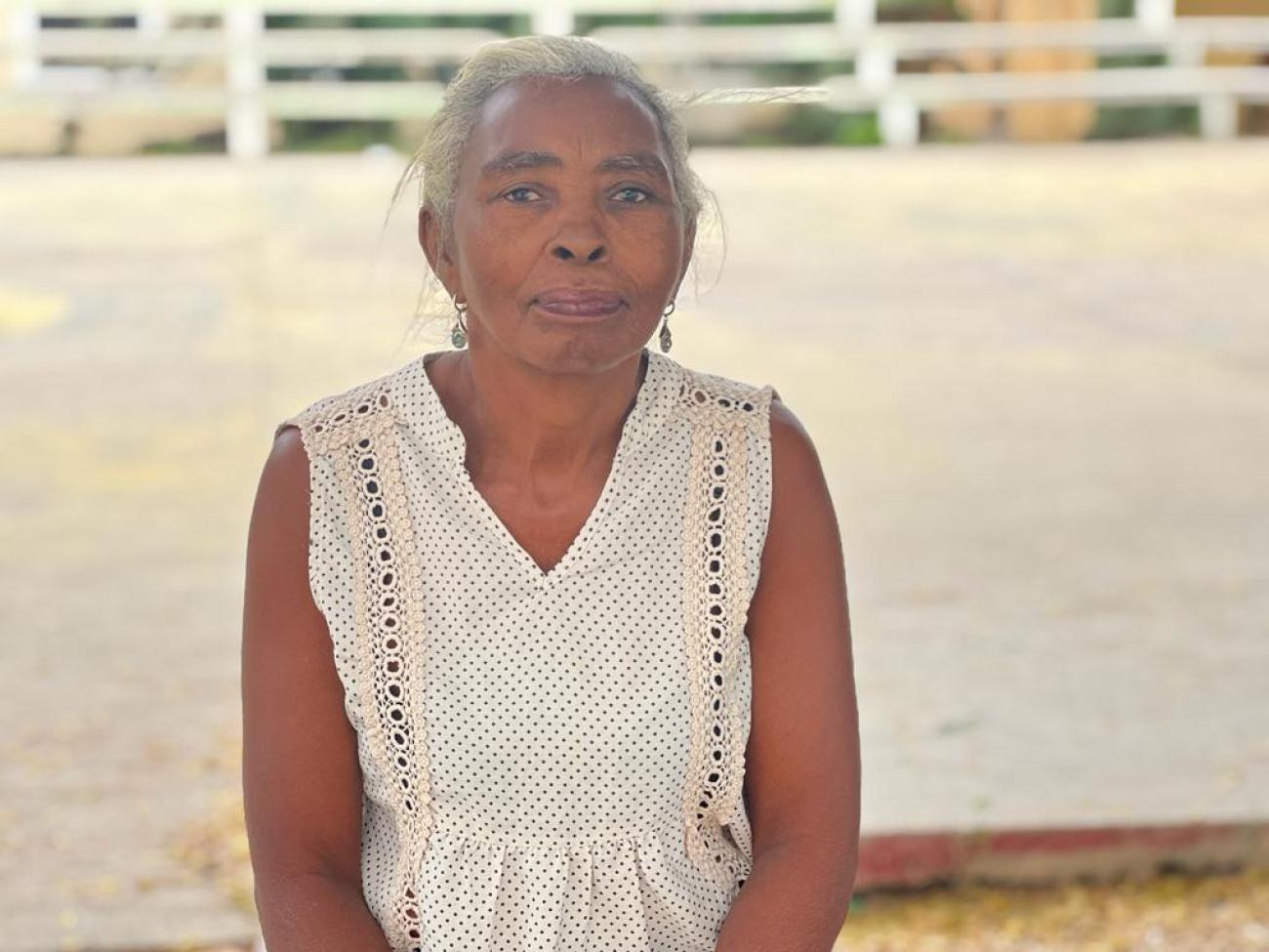 Zulema sentada afuera del parque de su comunidad luego de una de las capacitaciones sobre violencia basada en género.