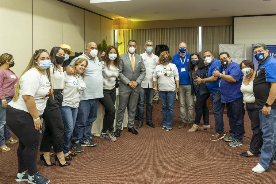 Parte de las organizaciones venezolanas junto al Director de la Dirección General de Migración