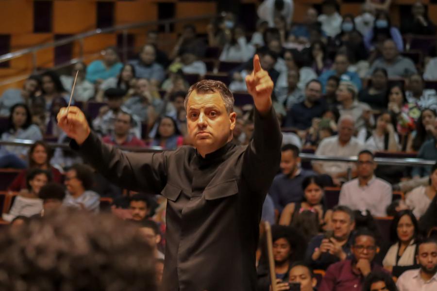 El maestro Javier Abid Hard dirigiendo a la Orquesta Binacional