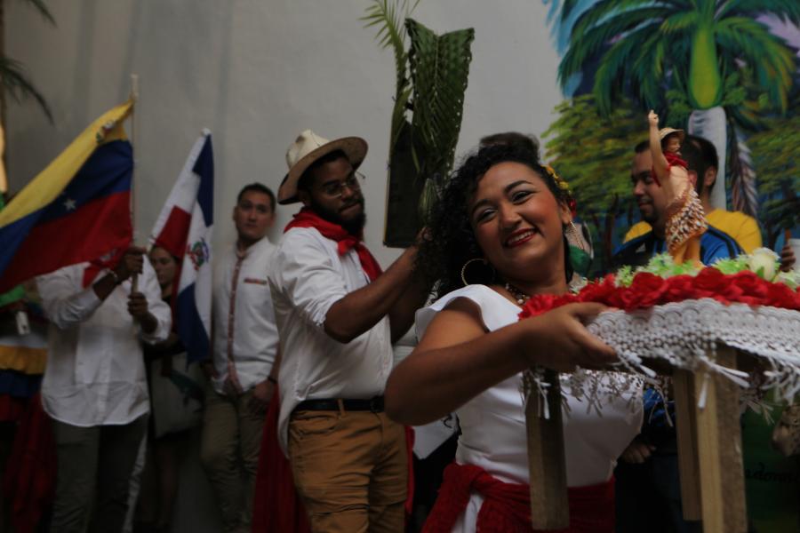 En ambos países, San Juan es religiosidad, fiesta y resistencia.