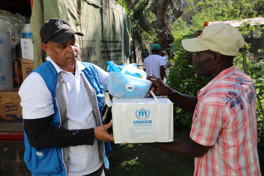 Manuel recibió uno de los más de 1,000 kits entregados por ACNUR