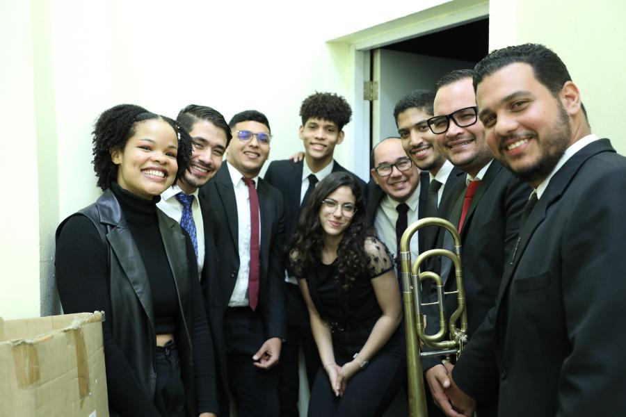 Miembros de la orquesta comparten tras bastidores poco antes de salir al escenario.