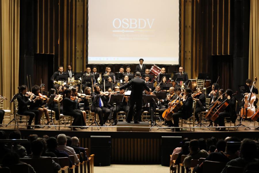 La orquesta ejecuta el repertorio durante el concierto "Al ritmo del agradecimiento"