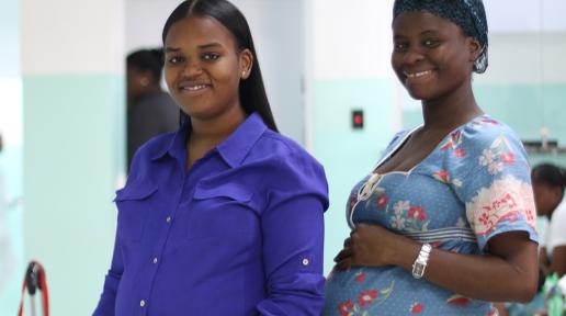 Mujeres embarazadas en espera para sus consultas prenatales, en el Hospital Universitario Maternidad Nuestra Señora de la Altagracia (HUMNSA).