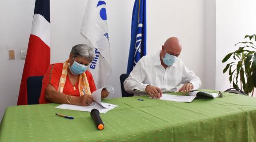 Magaly Caram y Josué Gastelbondo firman acuerdo de cooperación