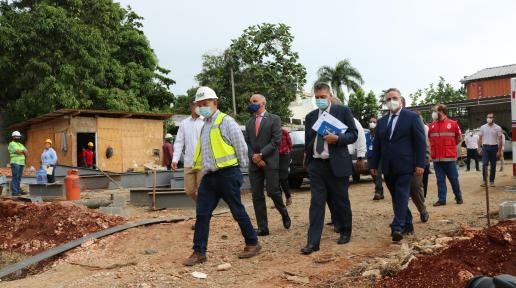 Autoridades visitan la construcción del Almacén