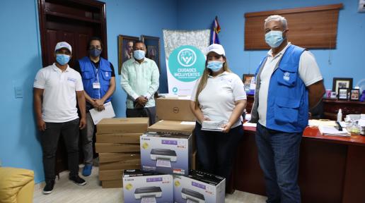 Miembros de la comunidad venezolana junto al Alcalde Brito reciben la donación