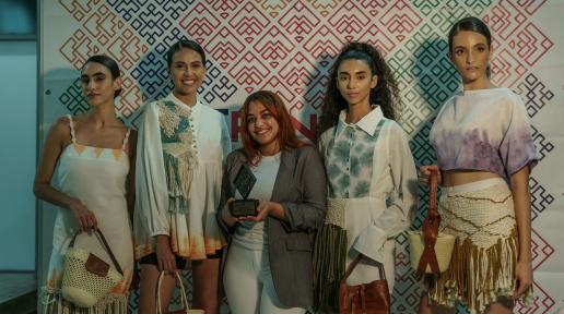 La diseñadora dominicana Genesis Vazquez se alzó con el Premio Transcultura del Público con su colección 'Entrelazados'